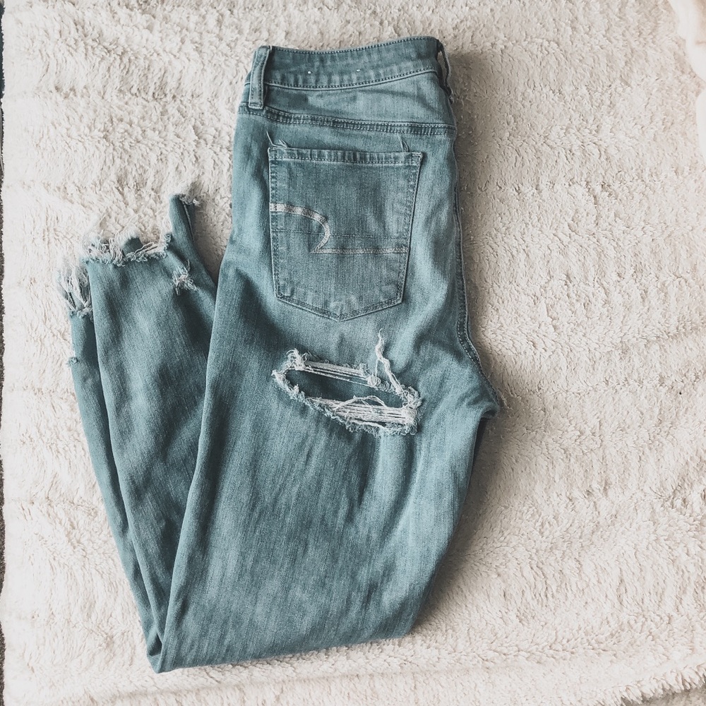 american eagle distressed skinnies !!!